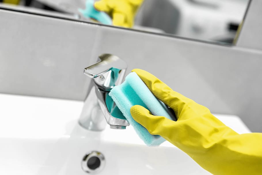 sink-clean-with-toothpaste